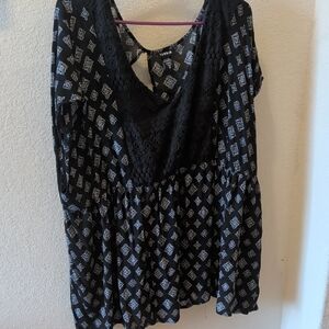 Size 4 Torrid Black Lace-Detail Printed Peasant Tunic